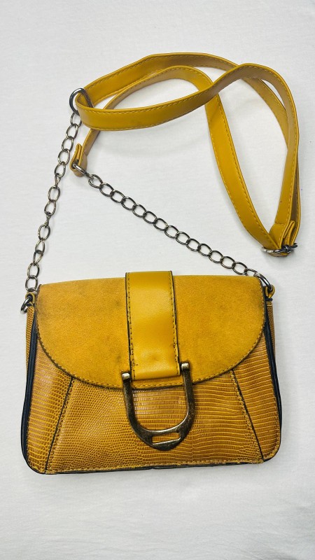 Pre-Owned Mustard Yellow Crossbody Bag – Chic, Compact & Eye-Catching